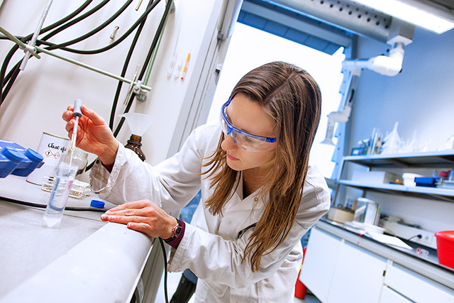 Anika Jonker, bio-organische chemie, in het lab Foto: Dick van Aalst