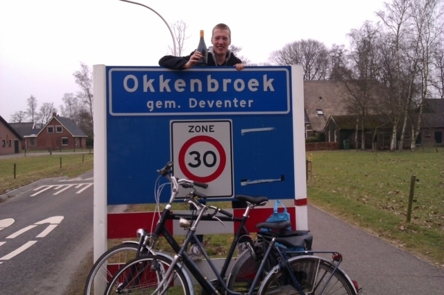 Bram Witvliet tijdens zijn fietstocht door Overijssel