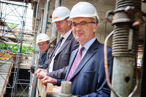 Bas Kortmann bezoekt de nieuwbouw. Foto: Dick van Aalst