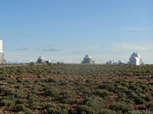 De Sutherland sterrenwacht waar MeerLICHT zal komen, waarschijnlijk in het zilver-witte gebouw links van het midden.