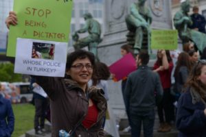 Esma Baycan tijdens een demonstratie in Brussel Foto: Sofie Meelberghs, student van de RITS-Erasmus Hogeschool
