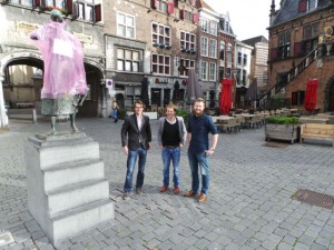 Politicologiestudenten Erik, Willem en Jeroen willen de Giro naar Nijmegen halen. Foto: Karlijn Ligtenberg