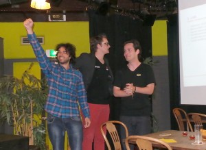 Caspar Safarlou (links) blij met eerste zetel, rechts lijsttrekker Twan van Erp van winnaar asap. / Foto: Tim van Ham 