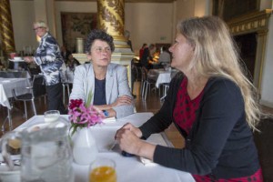 Twee Radboudianen deze maand in het restaurant van de senaat: Tineke Strik (links) met Esther-Mirjam Sent. / Foto: Erik van 't Hullenaar