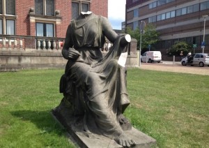 Het vernielde standbeeld voor Huize Heyendael. Foto: Annemarie Haverkamp