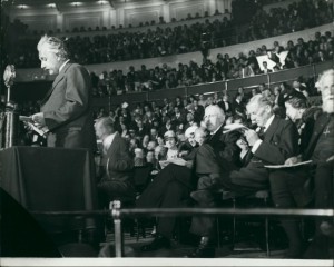 Einstein tijdens zijn speech in de Royal Albert Hall. Foto: Hollandse Hoogte. 