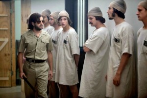 Film naar Stanford Prison Experiment:  groepsdruk brengt het slechts in de mens naar boven. 