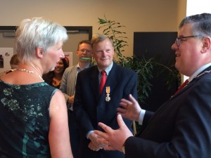 Michel ter Berg met echtgenote, lintje en de burgemeester (rechts). Foto: Annemarie Haverkamp