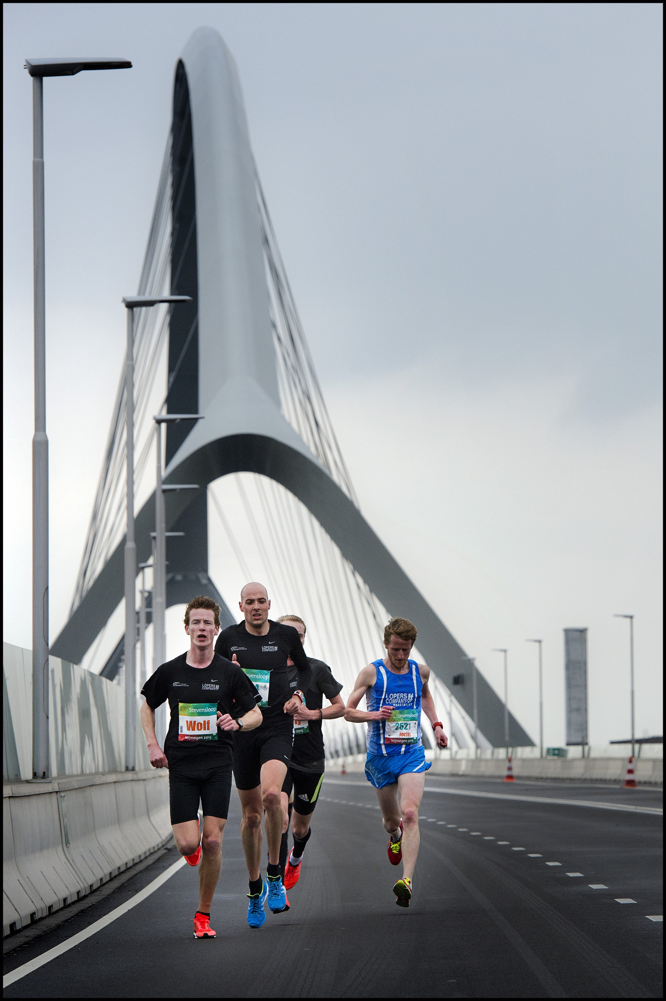 Nederland/Nijmegen: 15-03-2015 De eerste editie van de Nijmeegse Stevensloop. Hier de 10 kilometer over de niewe stadsbrug de Oversteek. Foto: Bert Beelen/HH