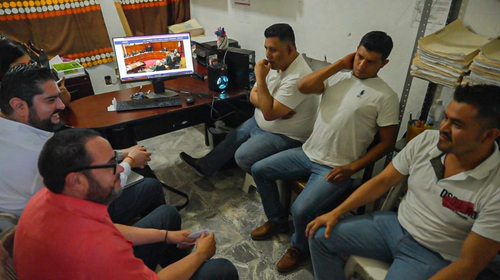 Juan Luís López, Héctor Muñoz en Gonzalo García luisteren in de gevangenis naar de uitspraak. Eigen foto.