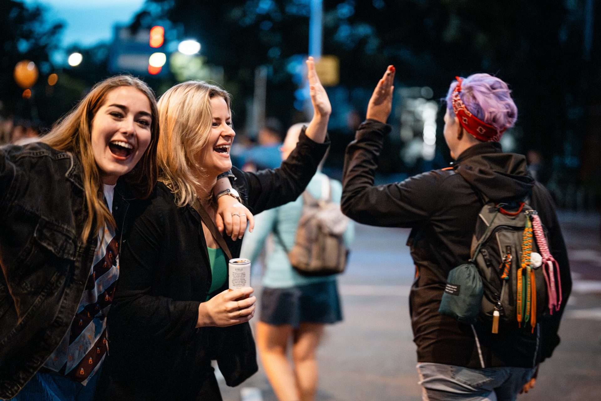 in-beeld-high-fives-en-luid-gejoel-bij-het-startschot-van-de