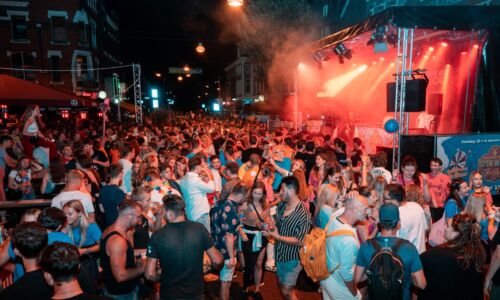 Feest in de Molenstraat tijdens de introductie van 2023. Foto: Diede van der Vleuten