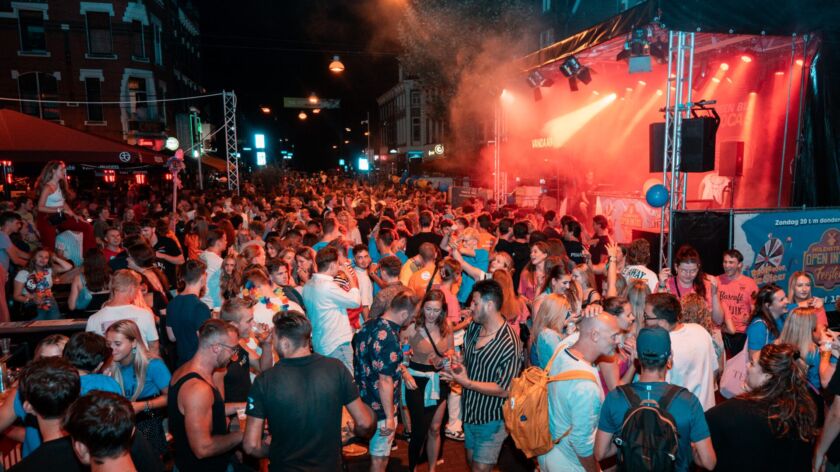 Feest in de Molenstraat tijdens de introductie van 2023. Foto: Diede van der Vleuten