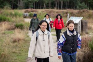 Deelnemers aan de Slow Science Hike op de Mookerheide. Foto: David van Haren